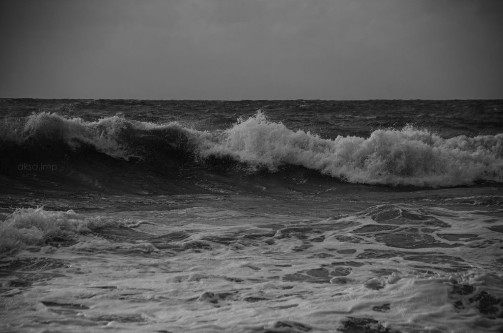 黑白海浪
